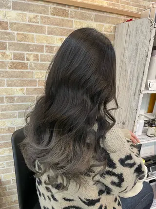 ロング カラー シモダ クルミのヘアスタイル