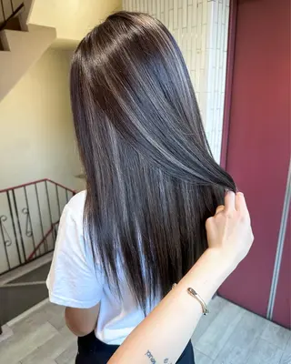 セミロング ブリーチカラー🫧 森　凪沙のヘアスタイル