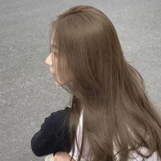 カラー ブリーチ縮毛矯正加藤 赤み無し透明感ヘアのヘアスタイル