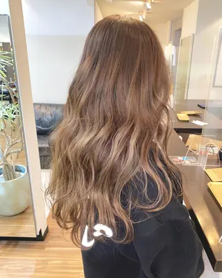 ロング カラー 色ムラ修正の神様 新宿ハイトーンかすみのヘアスタイル