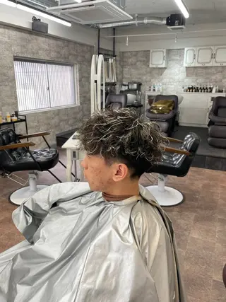 メンズ フェードパーマ 新倉幸之助のヘアスタイル