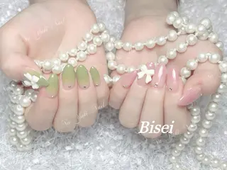 ネイル 🦋 Queenieのネイルデザイン