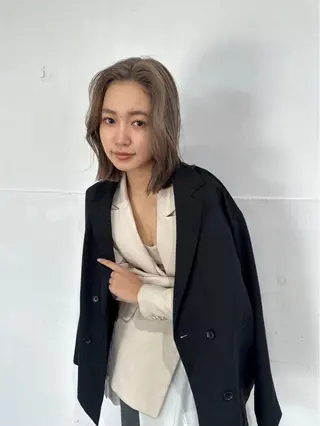 ミディアム 愛加ブリーチ・ レイヤー・パーマのヘアスタイル