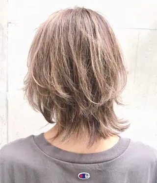 ミディアム カラー AKI アキのヘアスタイル