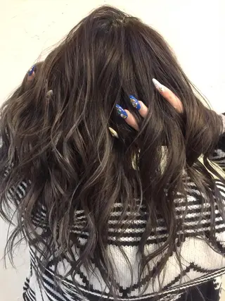 セミロング カラー 韓国レイヤー外国人風 透明感カラー髪質改善のヘアスタイル