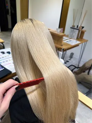 カラー 肌に馴染むハイトーン /ミルクティーカラーのヘアスタイル