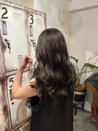 ロング カラー putri 川邉 優花のヘアスタイル