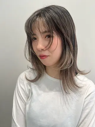セミロング YUI ハイトーンカラーのヘアスタイル