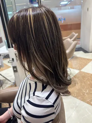 セミロング カラー 髪質改善特化 赤塚雄輝のヘアスタイル