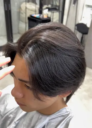 ミディアム カラー メンズ 曲がる縮毛 フェザー ニュアンス  佐々木のヘアスタイル