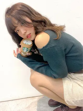 セミロング カラー ヘアアレンジ 韓国🇰🇷レイヤー カットオリーブカラーのヘアスタイル