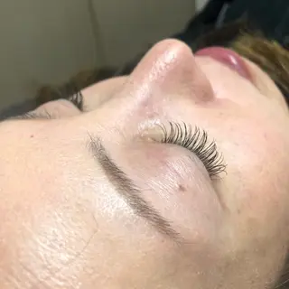 マツエク・マツパ レイヤーカット✖️ 柔らかベージュカラーのヘアスタイル