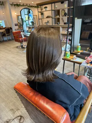 ミディアム 岡田 真弥のヘアスタイル