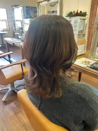 ミディアム Ayumi/艶カラー /レイヤー/ネイルのヘアスタイル