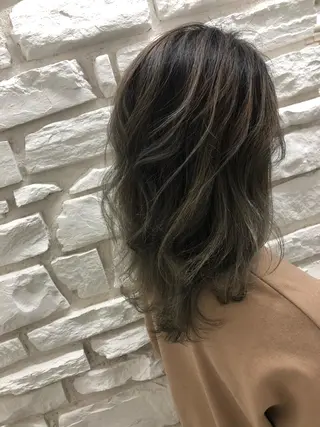 ミディアム 艶髪/ハイトーン Sherryのヘアスタイル