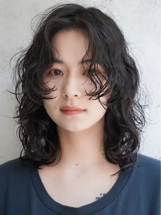 ミディアム パーマ ズミ/レイヤー🦖艶 カラー/Wカラーのヘアスタイル