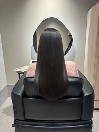 ロング NAVY 橋本心 縮毛矯正のヘアスタイル