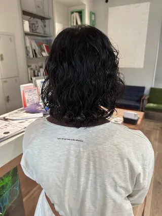 ミディアム パーマ 塩澤 榛奈のヘアスタイル