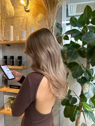 セミロング カラー yuika .のヘアスタイル