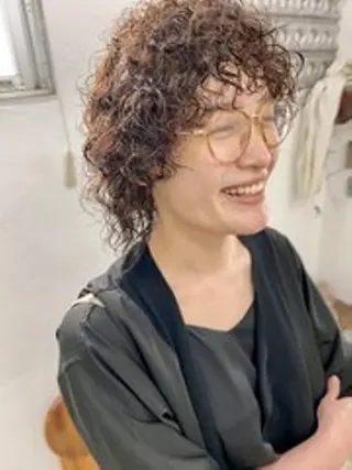 パーマ ミディアム qiie リタッチ 黒染め　ワンカラーのヘアスタイル