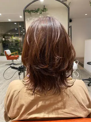 カラー 岡田 真弥のヘアスタイル