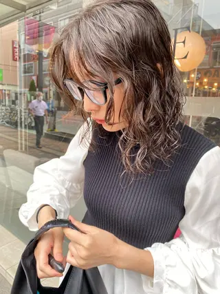 ミディアム カラー パーマ ヘアアレンジ メンズ キッズ ネイル mana 暖色カラーカットのヘアスタイル