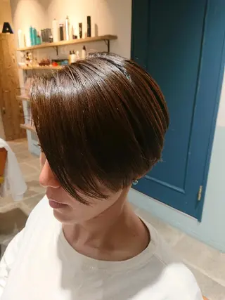 ショート カラー alushe 岡 陽子のヘアスタイル