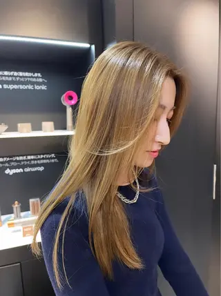 カラー ウルフ/レイヤー Miinaのヘアスタイル