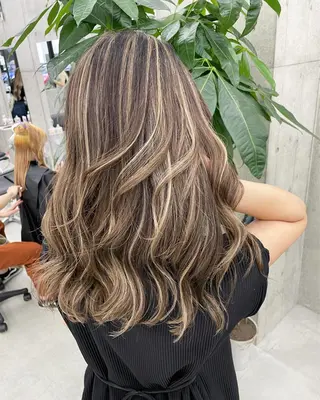 セミロング 手島 カミラのヘアスタイル