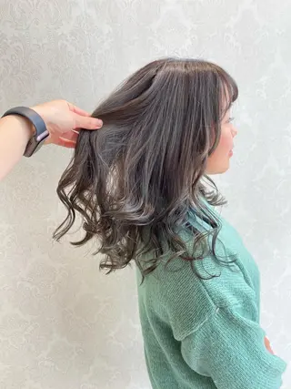 セミロング カラー デザインカラー✨新倉 佑奈のヘアスタイル