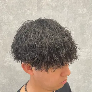 ショート パーマ メンズ YUTA短髪特化 フェザーパーマのヘアスタイル