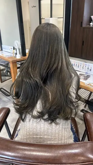 ロング カラー オリーブベージュ/ ブリーチなし透明感のヘアスタイル