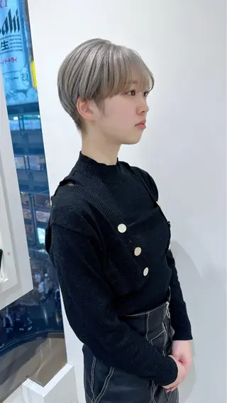 ショート カラー 小顔レイヤー/ ベージュ🤍Rieのヘアスタイル