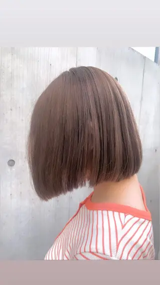 セミロング 淡いハイトーンカラー レイヤーカットゆうかのヘアスタイル