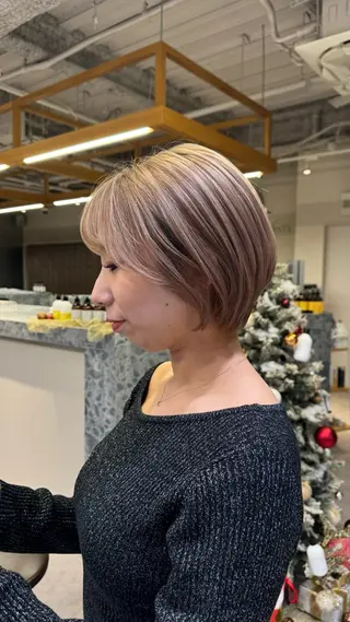 ショート まほ/レイヤーカット 🍒🤍透明感カラーのヘアスタイル
