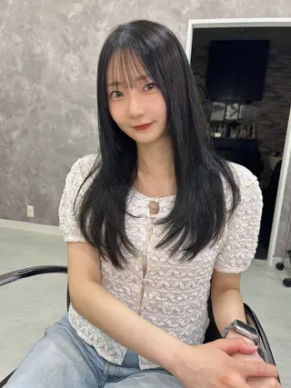 ロング 韓国🇰🇷レイヤー カットオリーブカラーのヘアスタイル