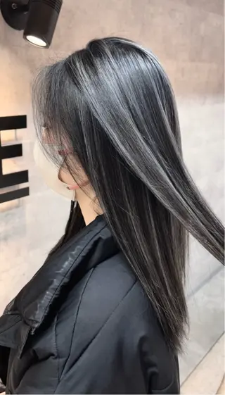 セミロング _WHITE 若狭のヘアスタイル