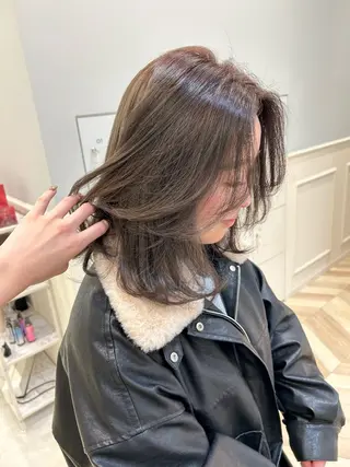 ミディアム カラー 西澤 咲輝のヘアスタイル