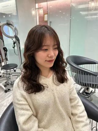 ミディアム パーマ 韓国っぽ透け感カラー マンツーマン🫧なおのヘアスタイル