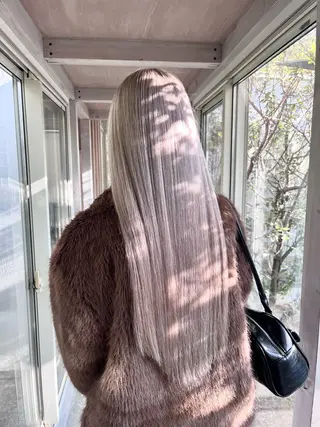 ロング カラー 実生miu 個性派ハイトーンのヘアスタイル