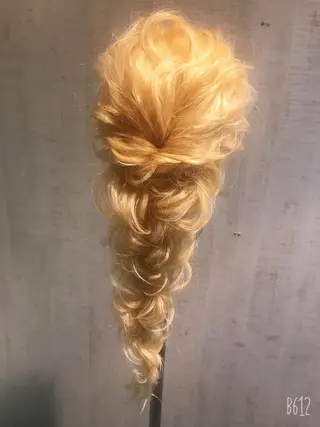ロング ヘアアレンジ 小山 明菜のヘアスタイル