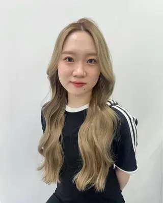 ロング Hana ハイトーン🕯🩰のヘアスタイル