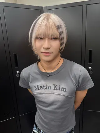 ミディアム TAKUMI ハイトーン/ウルフのヘアスタイル