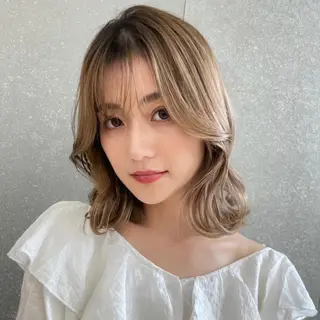ミディアム カラー レイヤー🤍 ベージュ🤍 聖奈のヘアスタイル