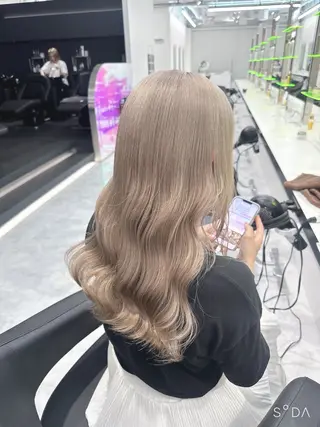 セミロング カラー 🫧ハイトーン🫧 ベージュ🫧徹哉のヘアスタイル