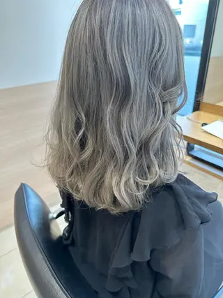 ミディアム カラー 天野 瑠真のヘアスタイル