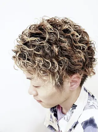 カラー ショート パーマ メンズ 特殊パーマ 片山恭兵のヘアスタイル