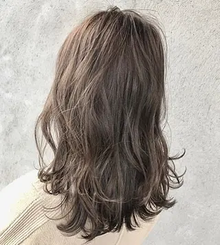 カラー 岡田 真綾のヘアスタイル