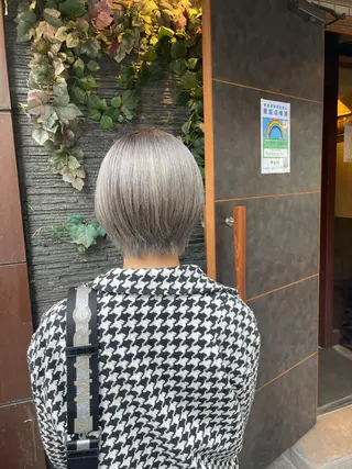 ショート カラー 白髪ぼかしハイライト バレイヤージュヤマトのヘアスタイル