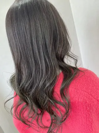 ロング カラー 塩崎 明菜のヘアスタイル